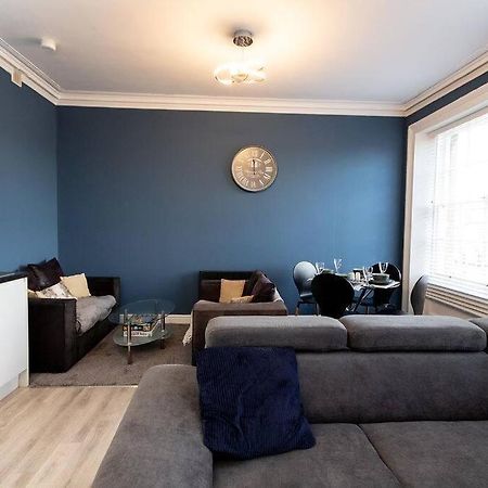 Lavish 2Bed Apartment In The Heart Of بيركينهيد المظهر الخارجي الصورة