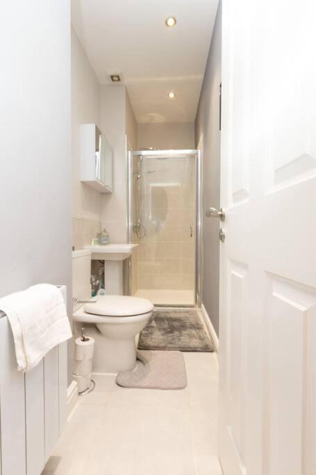 Lavish 2Bed Apartment In The Heart Of بيركينهيد المظهر الخارجي الصورة