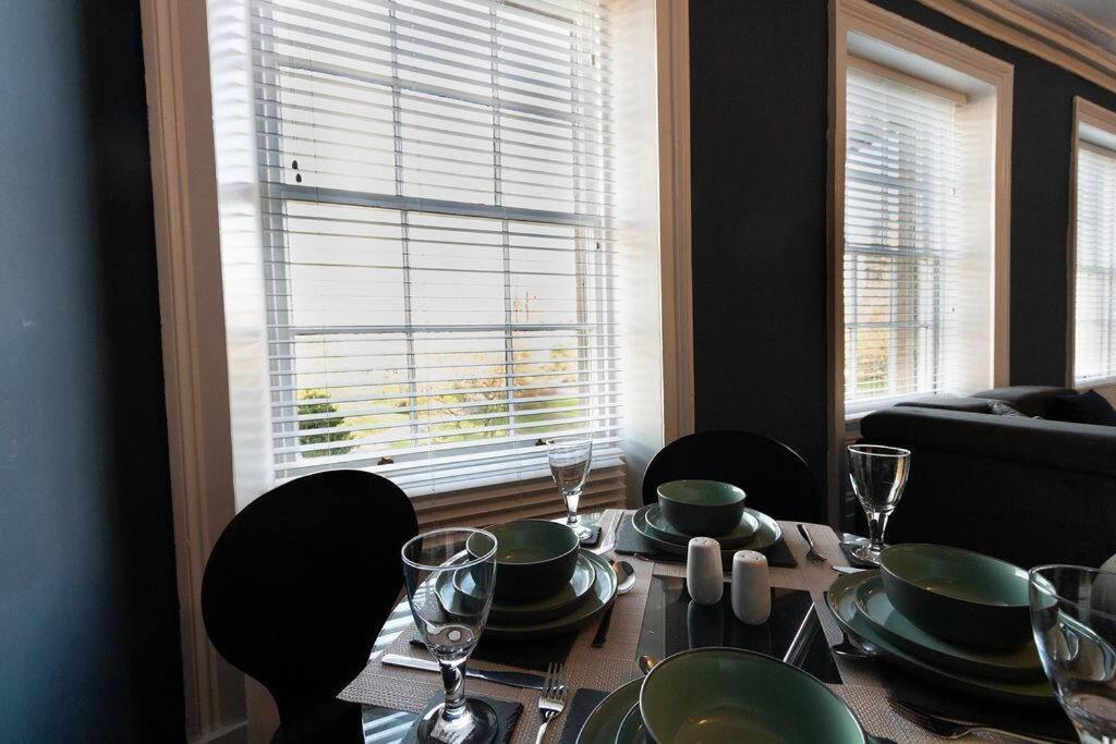 Lavish 2Bed Apartment In The Heart Of بيركينهيد المظهر الخارجي الصورة