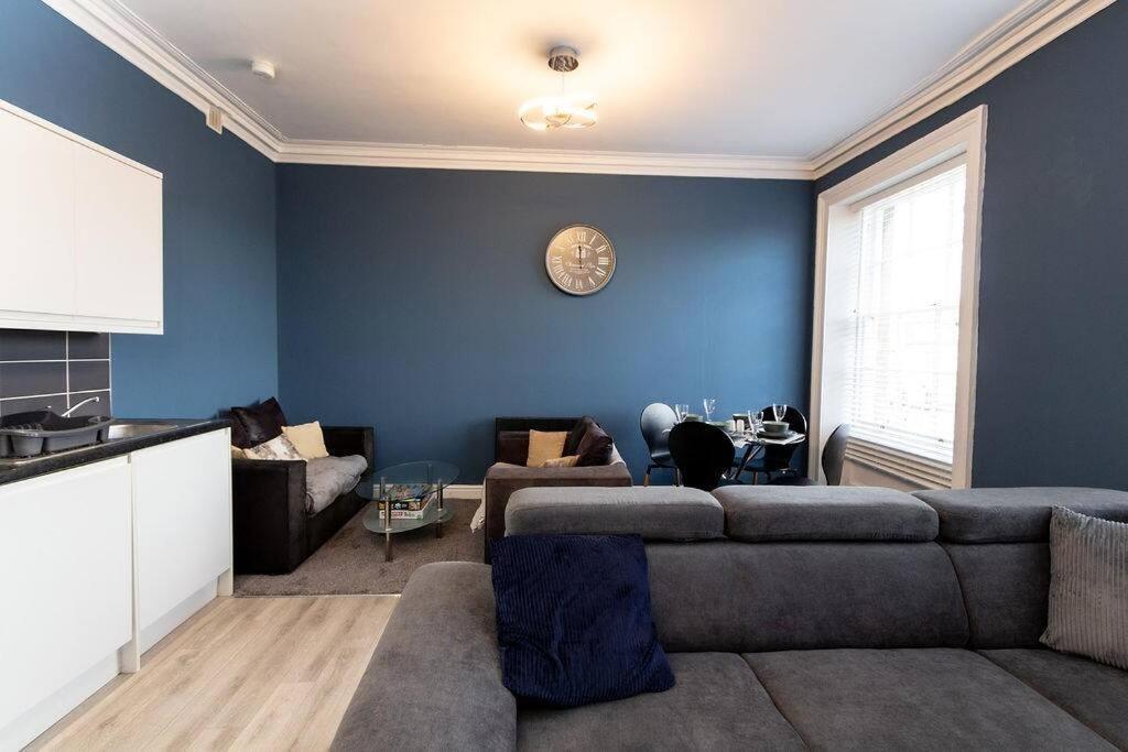 Lavish 2Bed Apartment In The Heart Of بيركينهيد المظهر الخارجي الصورة